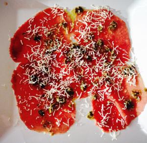 carpaccio congelado; rúcula; molho de carpaccio pronto ou azeite de oliva e alcaparras; parmesão ralado; torradinhas se for servir como aparetivo.