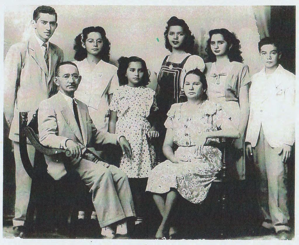AGRADECIMENTOS ESPECIAIS Sr. Pedro Thiago de Mello e Dona Maria (sentados). Da esquerda para a direita: Thiago, Maria Júlia, Maria do Céu, Maria Rita, Eline e Gaudêncio. Manaus, 1933.