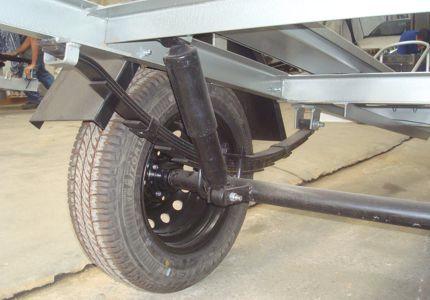Para reduzir o custo de fabricação, é comum o uso de pontas de eixo veicular, adaptadas para serem soldadas nas extremidades do tubo de aço para construção do eixo da suspensão.