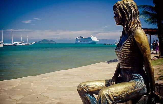 Pela harmonia do seu conjunto arquitetônico e a beleza das suas praias, a cidade é hoje um dos