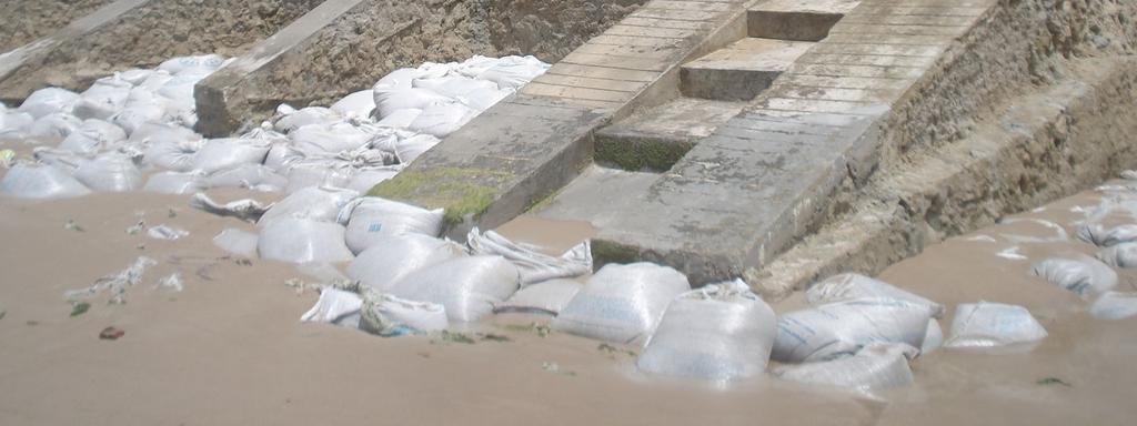 A praia do Poço é a que se encontra mais degradada pela ocupação desordenada. Figuras 03 e 04: Praia do Poço. Casas construídas no estirâncio, área de ativa dinâmica marítima.