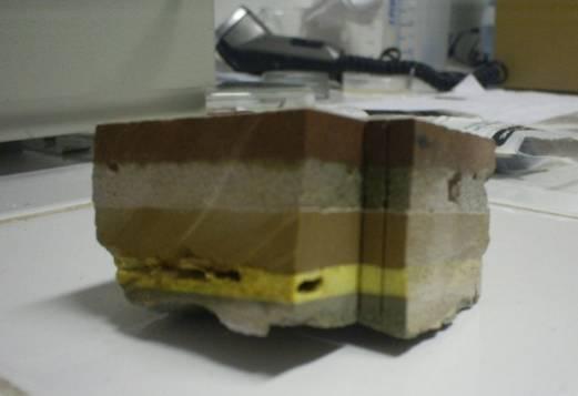 A utilização da serra de precisão visa não danificar as amostras, uma vez que ligações existentes na interface dos sistemas de revestimentos cerâmicos formado por uma placa cerâmica e