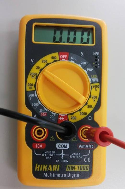 positivo do circuito deverá ser conectado na entrada do lado direito marcada por V/mA/ (fio vermelho) para medidas de potencial elétrico,