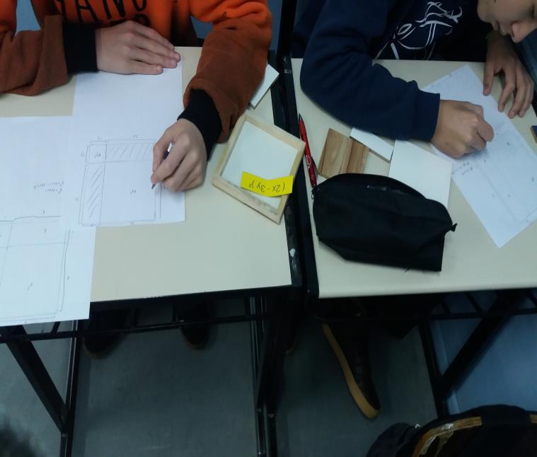 Neste momento, os alunos apresentaram dúvidas referente a identificação dos termos nas figuras geométricas e nas expressões envolvendo o quadrado da diferença de dois termos.