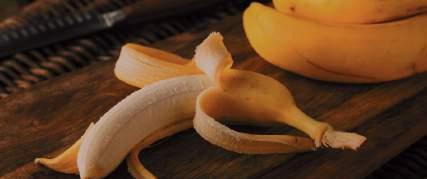 Doce de casca de banana ASSORAN Panqueca de couve Amar Rio Grande 5 xícaras (chá) de cascas de banana nanica bem lavadas e picadas 2 e ½ xícaras (chá) de açúcar Cozinhe as cascas, em pouca água, até