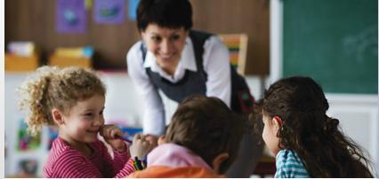 1 2 Apresentação Os professores tem um papel importante no processo de aprendizagem, a escola funciona como agente de apoio no processo de (re)habilitação da criança com perda auditiva juntamente com