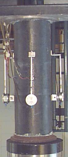 94 transdutores e extensômetros na seção transversal nos modelos. A base de leitura dos transdutores foi de 210 mm. A numeração dos extensômetros é separada dos transdutores.