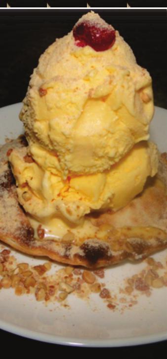 SOBREMESAS LOVE TUTTI (massa em formato de coração recheado com morangos e chocolate, duas bolas de sorvete de creme cobertos de chantily.