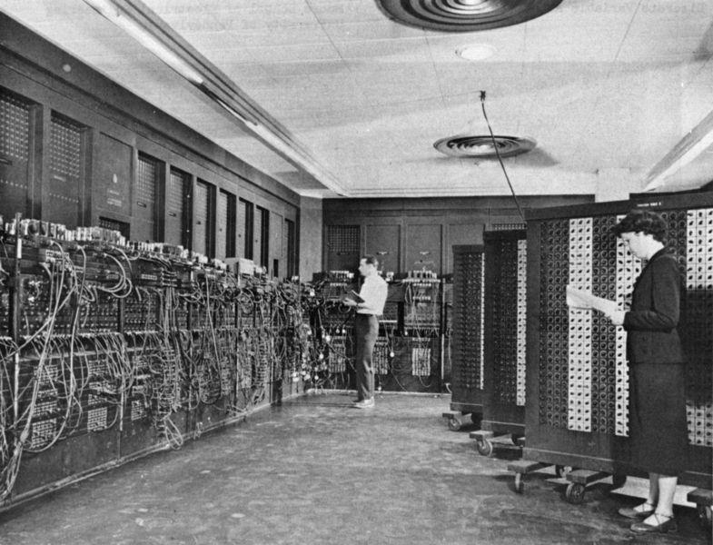 Durante a Segunda Guerra Mundial é desenvolvida uma máquina para ajudar na guerra, usada para calcular trajetórias balísticas, o ENIAC. Ele era um computador de 120 metros cúbicos, e com válvulas.