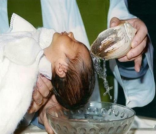 Que elementos são usados no Batismo e o que significam? A água é a principal matéria do batismo. Assim, a Água é apenas um Símbolo, ela não tem a força e nem o poder de purificar o pecado.