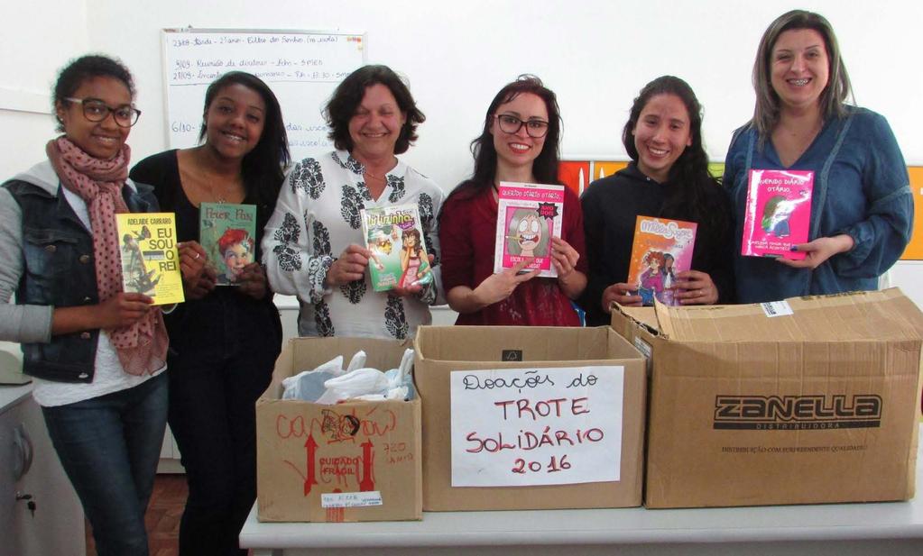 Ano 5 - N 5 - novembro 2017 // Figura 3. Entrega dos livros arrecadados pelo trote solidário, doados para EMEF Félix Faccenda. Fonte: Acervo IFRS - Projeto Compaixão.