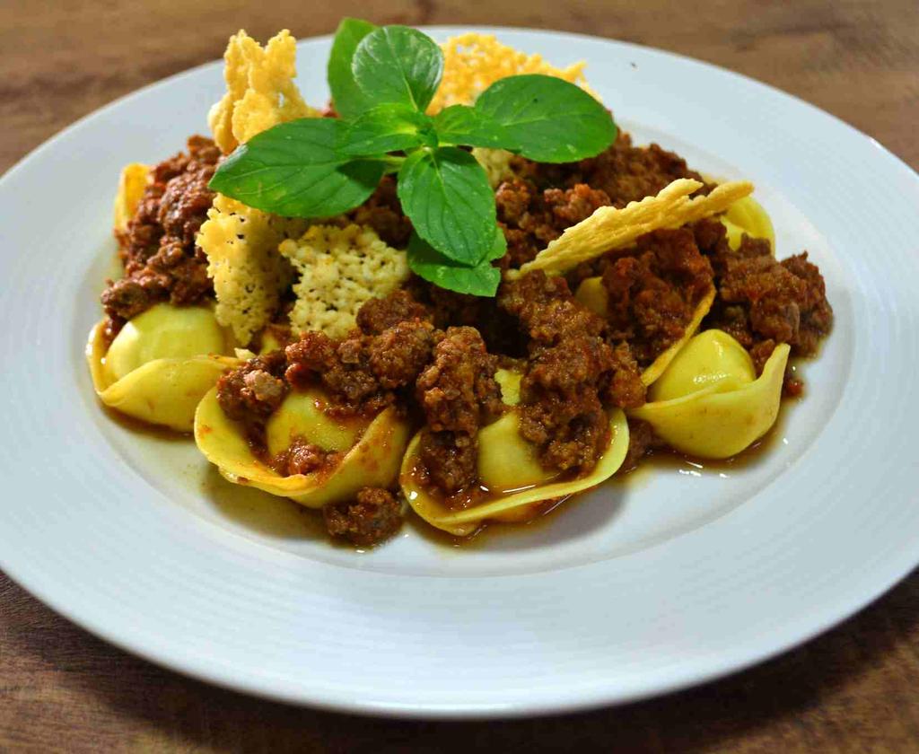 MASSAS capeletti da nona Recheado com carnes suínas nobres e especiarias. tortelli de gruyere Recheado com queijo gruyere e pimenta biquinho.