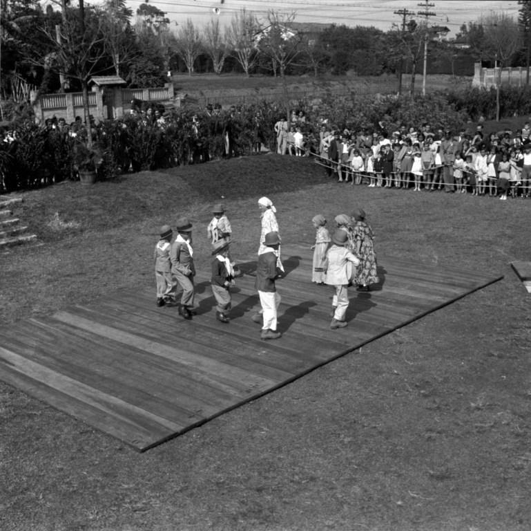 128 Na imagem 15, o fotógrafo aproxima-se um pouco mais das meninas que dançam agora mais próximas, seguindo o círculo mais fechado.