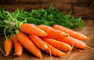 A cenoura é um alimento que possui 41 calorias a cada porção de 100 g e é fonte de nutrientes como potássio, fibras, carboidratos, proteínas, vitamina B1, vitamina A, vitamina B3,vitamina B6,