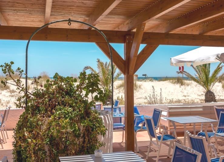 - Praia do Barril Na Praia do Barril durante todo o ano, poderá encontrar o seu espaço preferido, Barril Beach Café, Blue Beach Café, Bar Âncoras, restaurante Museu do Atum.