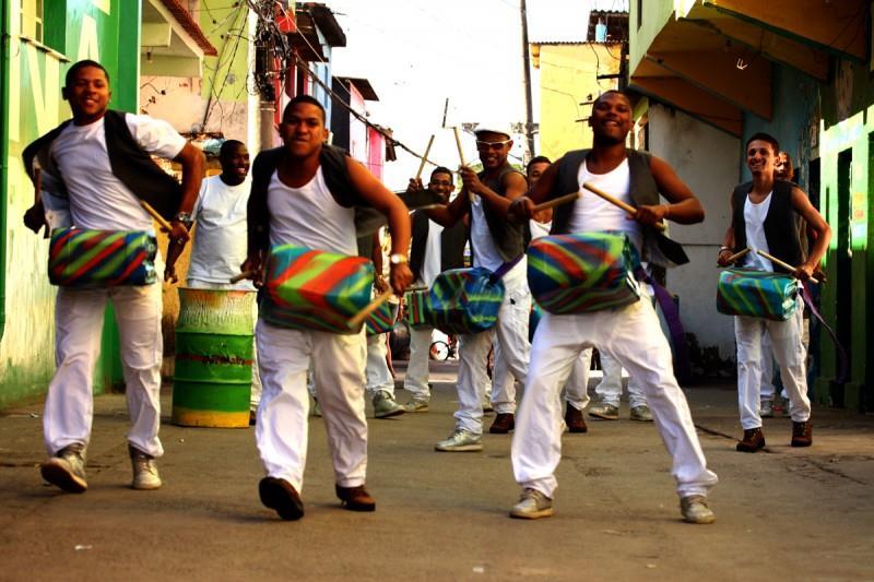 Apresentação O AfroReggae é uma organização que luta pela transformação social promovendo a a inclusão e a justiça para os que se encontram em vulnerabilidade, por meio da arte e da cultura.