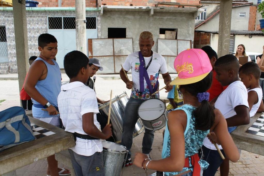 Oficinas Itinerantes em Vila dos Sonhos - Caju Metodologia As aulas são iniciadas sempre com um alongamento, a seguir realiza-se um aquecimento, onde sempre se desenvolve uma brincadeira dirigida ou