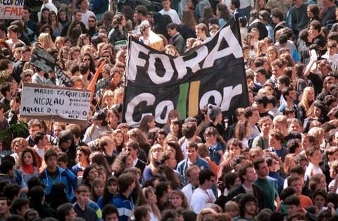 Figura 2: Manifestações contra o governo de Fernando Collor Fonte: Antonio Costa/Arquivo/Gazeta do Povo, 1992 Em um mesmo ambiente histórico percebe-se a convivência entre movimentos sociais, de um