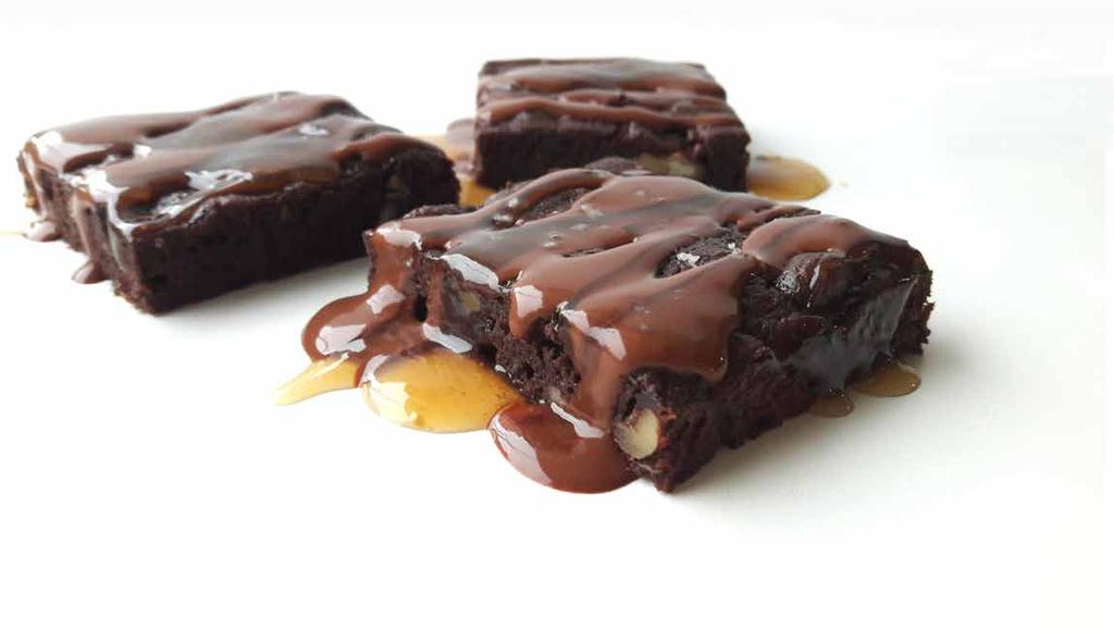 Brownie O Brownie Bake-in-Box possui uma massa supermacia, recheada e coberta com chocolate 63% cacau. Pode ser servido puro, quente ou frio, com frutas, sorbet, caramelo ou chantilly vegetal.