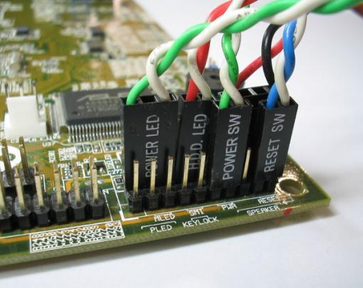 Conexões do gabinete As placas de CPU possuem um grupo de conectores para ligação com dispositivos do painel frontal do gabinete: Reset PC Speaker Power Switch Power