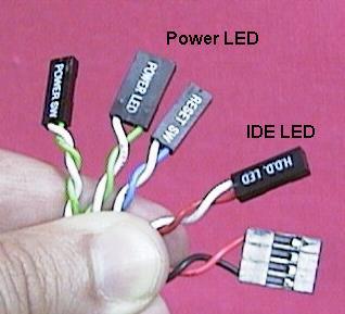 Conexões polarizadas IDE LED: Conector de 2 pinos Power LED: Conector de 3 pinos, usa 2 Esses dois conectores têm