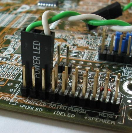 Conectando os LEDs O Power LED e o IDE LED têm polaridade. A princípio, ligue-os em qualquer posição. Se não acenderem, desligue o computador e inverta a polaridade.