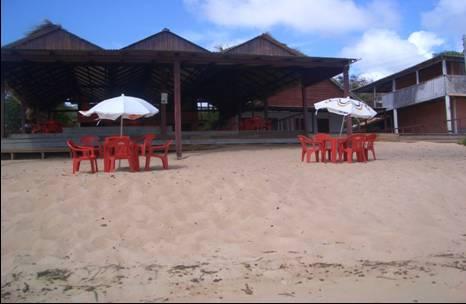 e pousadas, que estendem-se até a porção superior da praia. Figura 6. Presença de bares e restaurantes no setor central da orla de Salvaterra-PA (Fotos: Ronaldo Braga, 2007).