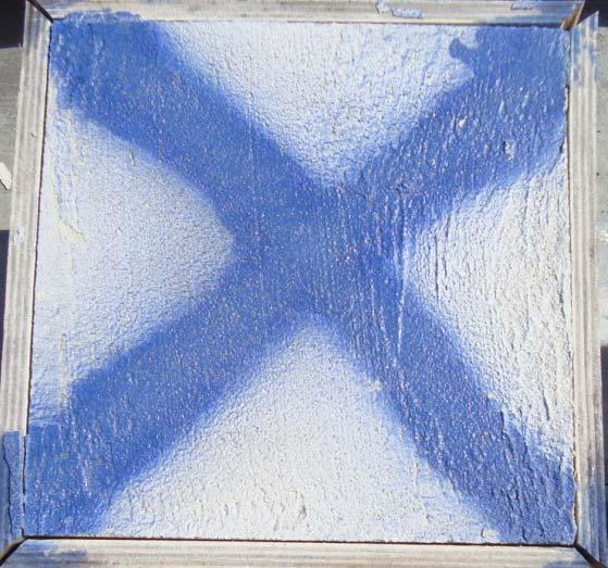 Figura 6 Provetes de argamassa de cimento ao traço com 8% de TiO 2 : a) Provete no inicio da exposição a luz ultra-violeta em laboratório; b) Provete com 8 semanas de exposição em laboratório; c)