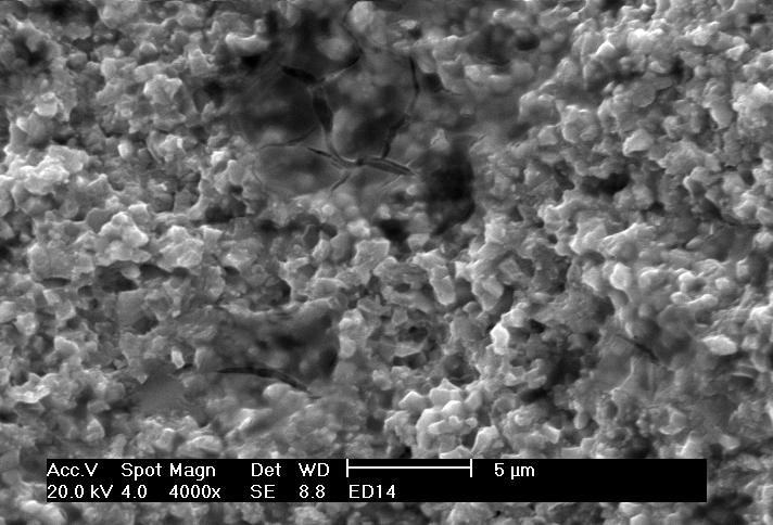 Resultados e Discussão x = 1 Figura 35 (cont): Micrografia obtida por microscopia eletrônica de varredura das superfícies de fratura dos compósitos cerâmicos (ZrO 2 : 8,6 mol% MgO) x (ZrO 2 : 3 mol%