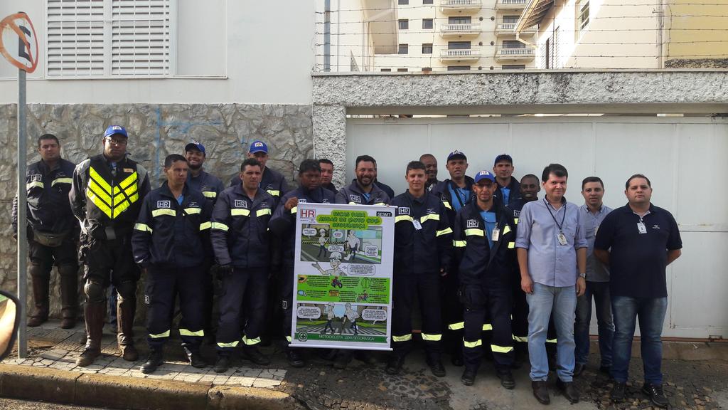 Ao lado, foto da equipe de Motociclistas da base de LINS.