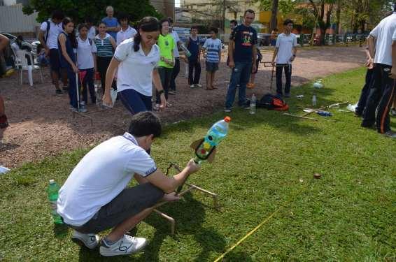 A outra garrafa não sofre alterações, ela servirá como um tanque onde será colocada a água, em média, um terço de água, e serão injetados ar, através de uma bomba de ar, que fará com