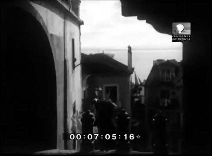 replicação do enquadramento do filme de 1930, demorando-se a câmara igualmente nos movimentos dos transeuntes (ACL07 e AVL02).