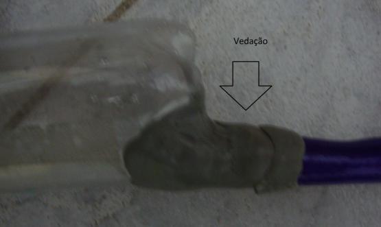 diâmetro da mangueira transparente (D= 1 cm).