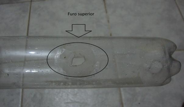 mangueira transparente, na parte superior da garrafa, aproximadamente na metade dela (figura 6). Use durepoxi para vedar a ligação mangueira/pet (figura 7).