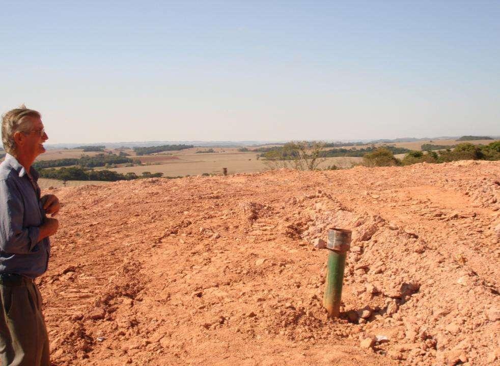 CADA CÉLULA É DOTADA DE TUBULAÇÕES E CHAMINÉS QUE DRENAM O GÁS METANO GERADO PELA DECOMPOSIÇÃO DOS