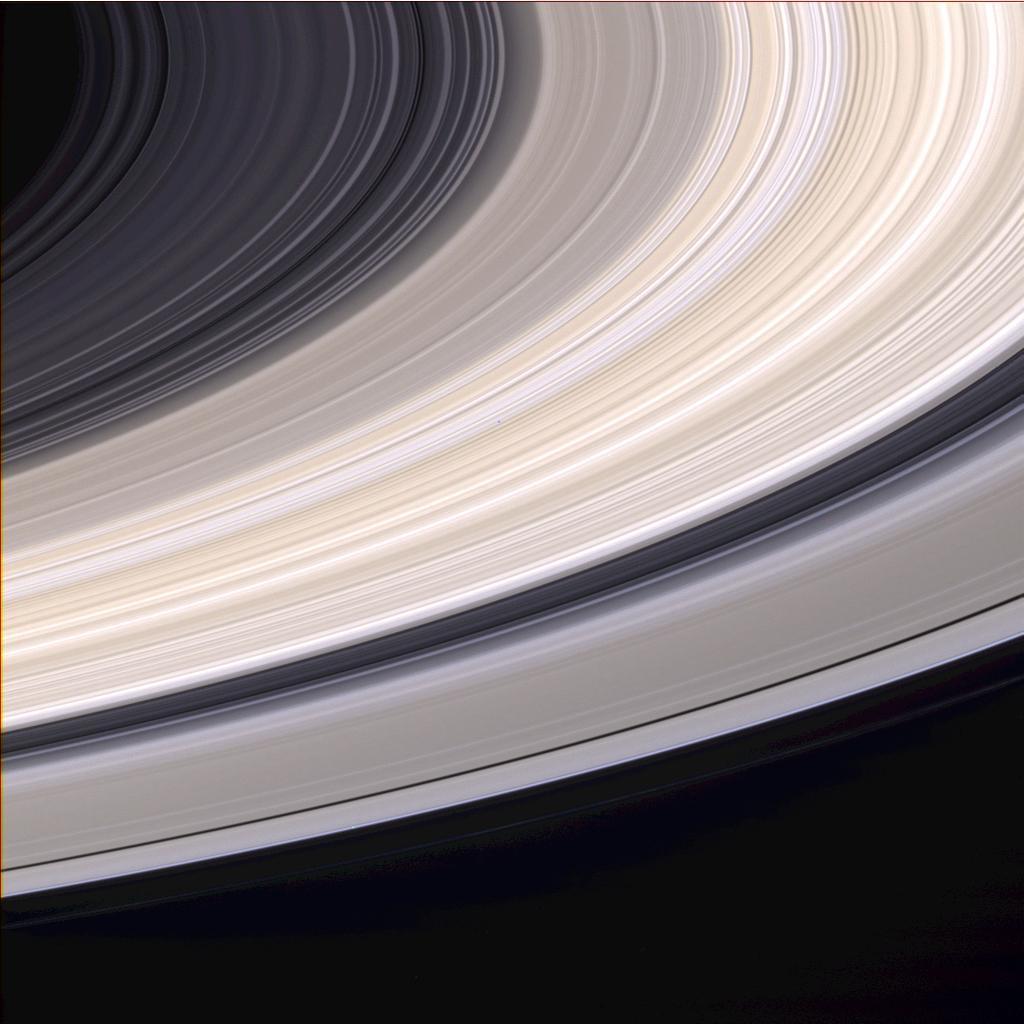 Saturno - Anéis Os anéis são formados por partículas de gelo e poeira. O tamanho das partículas, em sua maioria variam de alguns cm até metros.