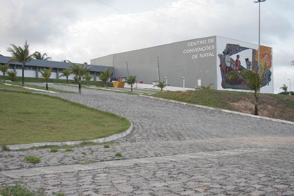 FACHADA DO CENTRO DE CONVENÇÕES DE NATAL O painel retrata a paisagem costeira com coqueiros,