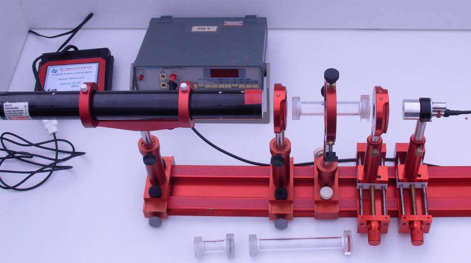 (a) Polaróide 1 (Polarizador) o Polaróide (Analizador) 90 - Laser Cubeta Fotodiodo Voltímetro 0,7 mv (b) Figura 9 Montagem experimental, com a cubeta entre os polarizadores.