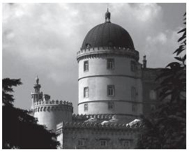 7. Palácio Nacional da Pena está situado em Sintra. m julho de 2007, foi eleito uma das Sete Maravilhas de Portugal. figura da direita é uma fotografia de uma das torres desse palácio.