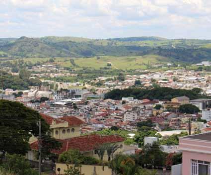 A cidade já conta com um polo de ensino a distância (EAD) do CE- FET-MG, instalado na Escola Municipal Professor José Otaviano Neves (Rua Colômbia, s./n.
