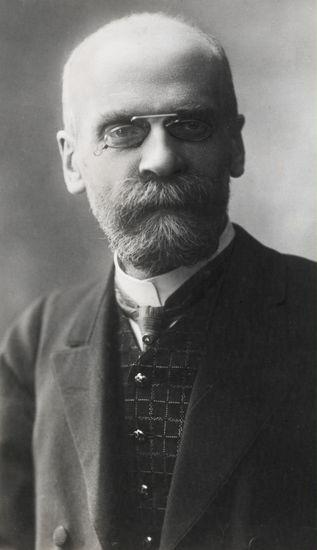 VISÃO DE DURKHEIM FRASE: O HOMEM É