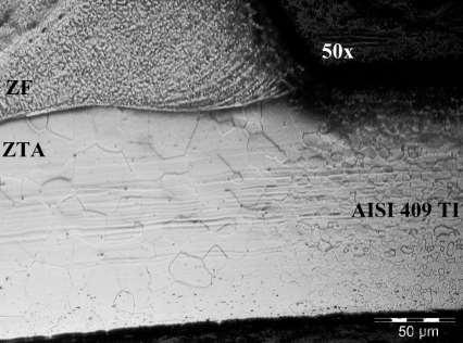 Pode-se observar a diferença de tamanho entre os grãos da ZTA e do metal base do aço inox. A ZTA apresenta um aumento no tamanho dos grãos do aço inoxidável.