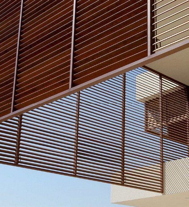 O Woodbrise Hunter Douglas oferece a possibilidade de proteção solar para uso exterior ou interior, utilizando lâminas de madeira, fixas ou móveis, em estruturas deslizantes (Sliding Shutters),