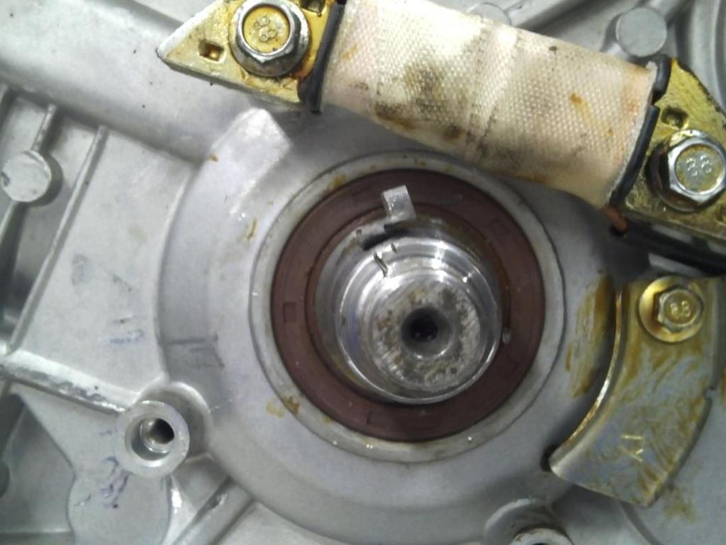 Figura 19 - Modificação do ponto de ignição - detalhe da chaveta Pode-se observar que foi realizada uma intervenção mecânica no motor.