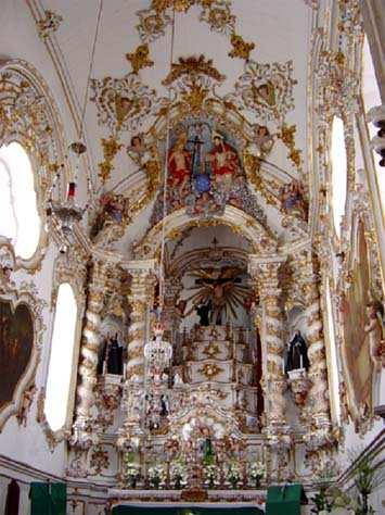 Capela mor com altar e grupo escultórico da Santíssima Trindade.