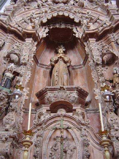Altar de São Francisco no lado esquerdo do arco