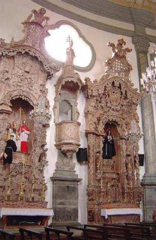 Altares laterais esquerdos da nave e púlpito com figura