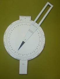 Fure com alfinete (ou agulha, ou prego, etc) o centro do círculo base, o centro do disco dos dias e horas (tem um X no centro deles) e fure do mesmo modo onde está o X sobre o ponteiro do relógio