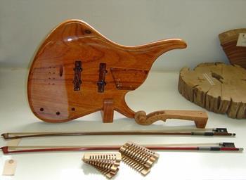 VIOLINO Para a construção de um violino por exemplo, são empregados varias espécies de acordo com cada parte do instrumento.