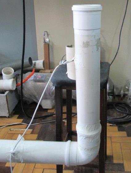 Figura 12 Extremidade da chaminé. Figura 13 Ventilador secundário. Durante os testes, foi utilizado um ar comprimido para simular um vento com maior velocidade.